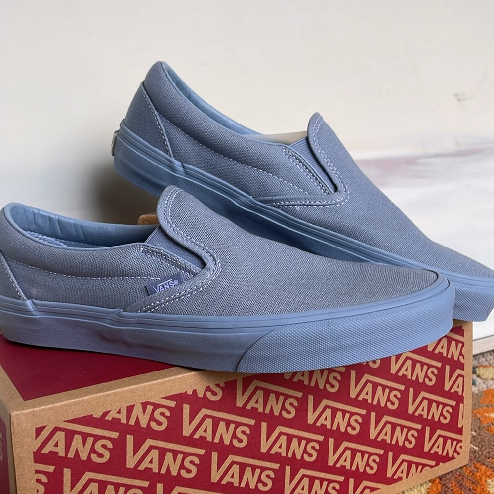 Van’s WMNS Classic Slip-On
Pastel Mono Dusty Blue
VN000CT5DSB
Sneakers - Picture 9 of 16